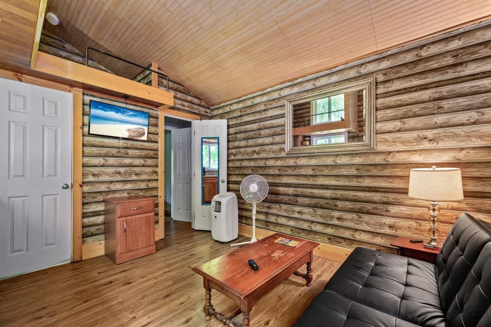 Silverbell, Secluded Nature Views, Hot Tub, WiFi, King Bed, Firepit House in Gatlinburg