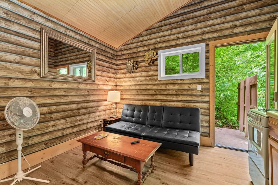 Silverbell, Secluded Nature Views, Hot Tub, WiFi, King Bed, Firepit House in Gatlinburg