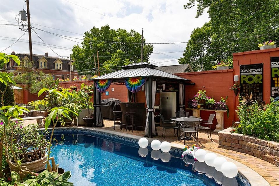 Property building, Patio, Garden, Kitchen or kitchenette, Communal kitchen, Garden view, Pool view, Swimming pool