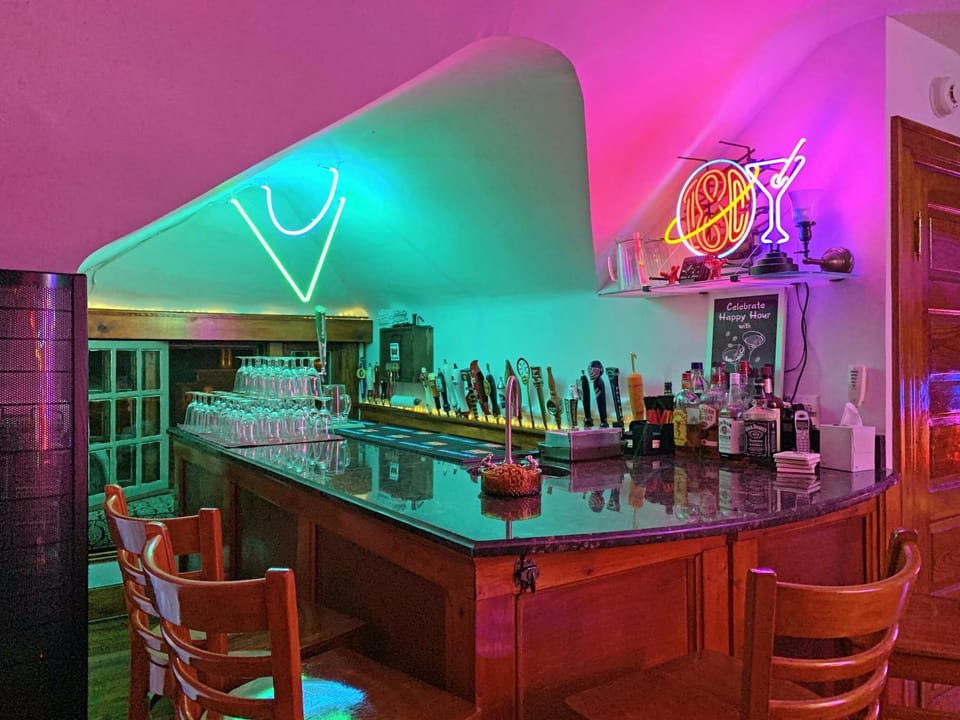 Property building, Lounge or bar, Drinks