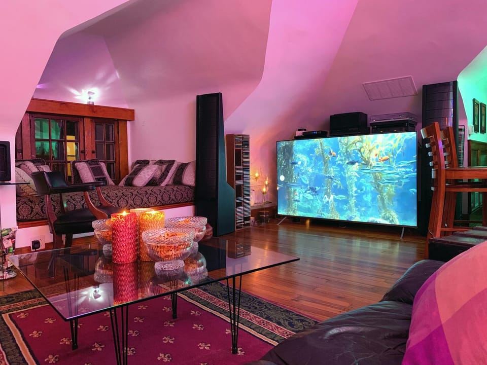Property building, Communal lounge/ TV room, TV and multimedia, Living room, Seating area, Evening entertainment