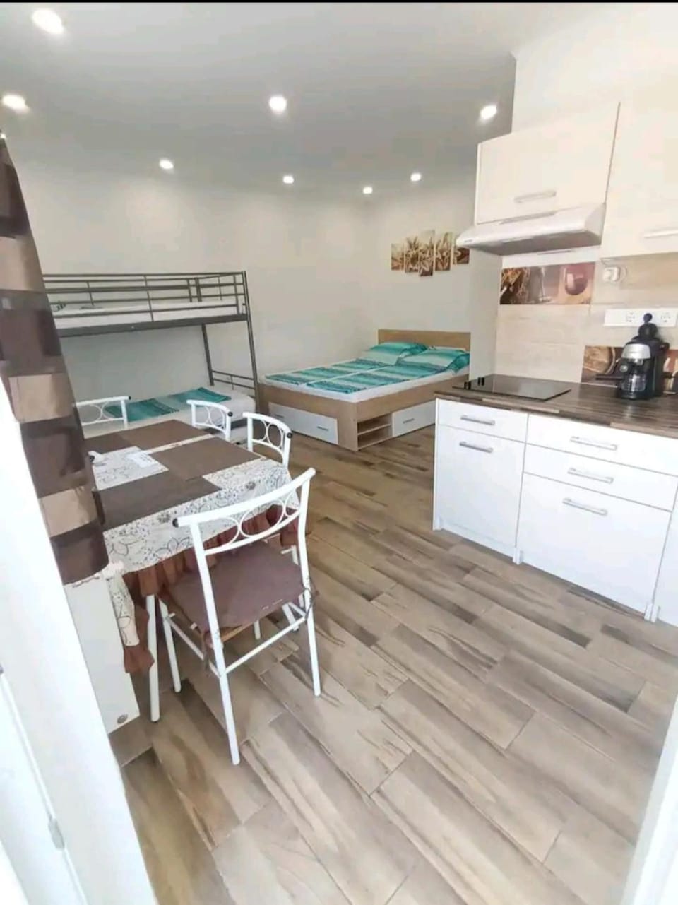 Bed, Kitchen or kitchenette, stove