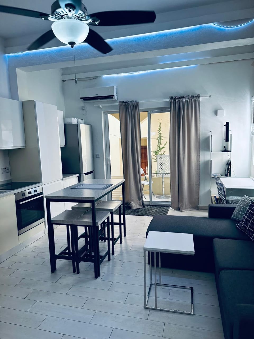 Bed, Living room, Seating area, Dining area, Bedroom