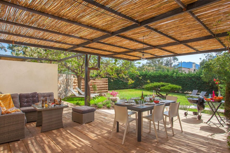 Patio, Spring, Day, Garden, Living room, Seating area, Dining area, Garden view