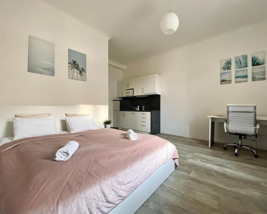 Bed, Photo of the whole room, Bedroom