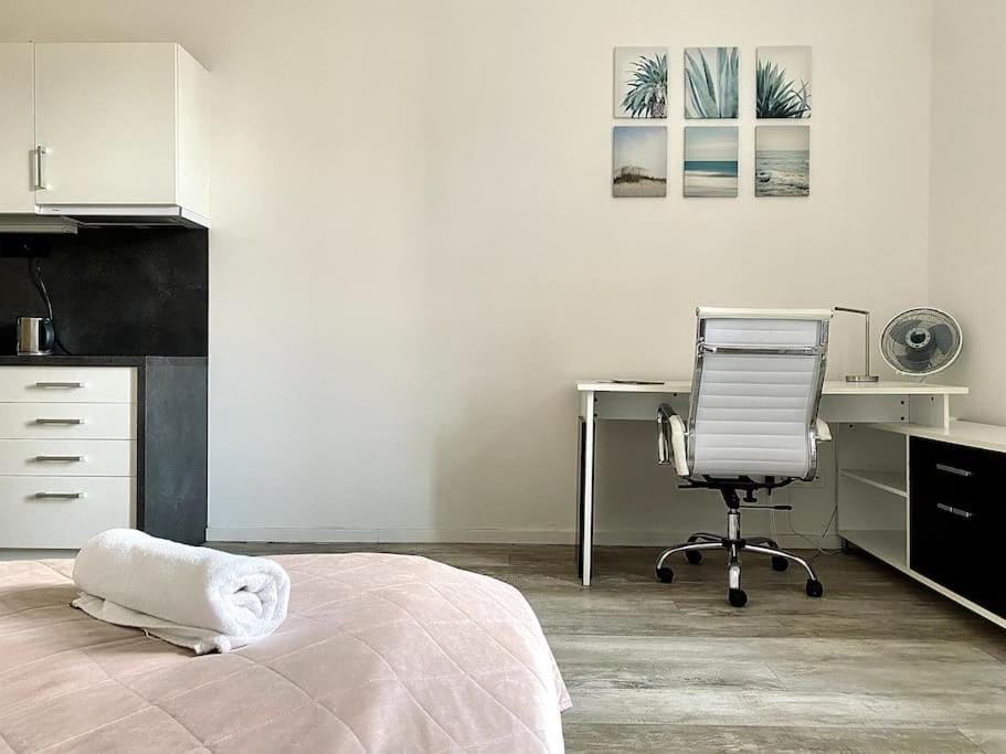Bed, Seating area
