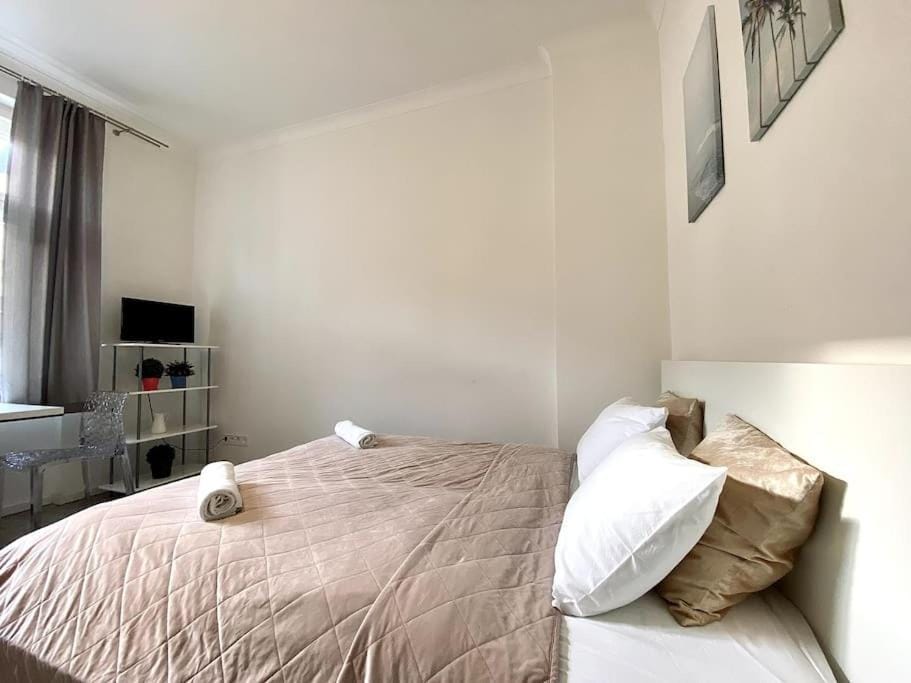 Bed, TV and multimedia, Bedroom
