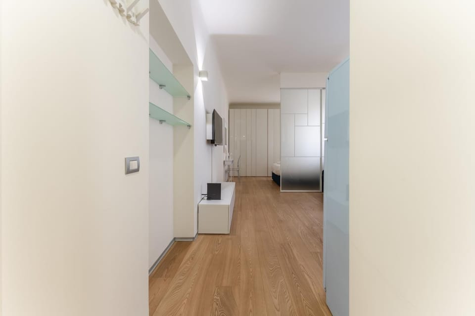Photo of the whole room, Bedroom, wardrobe