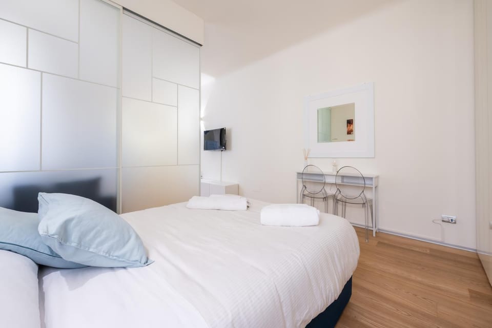 Bed, Photo of the whole room, Bedroom, hair dresser, towels