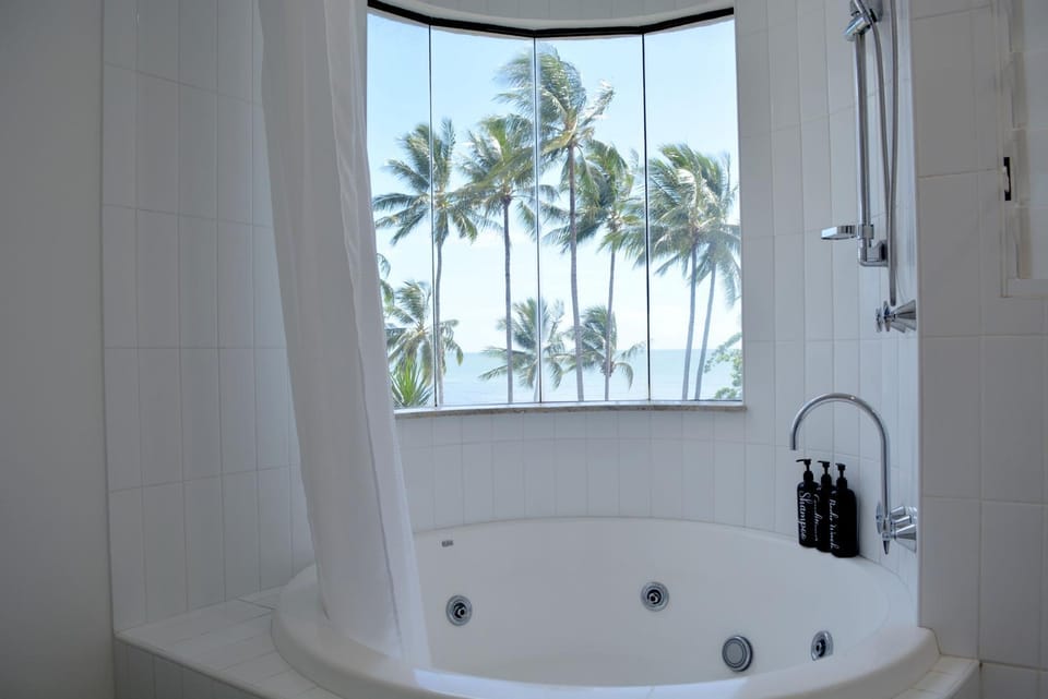 Beachfront 3-Bed with Pool & Stunning Ocean Views Apartment in Cairns