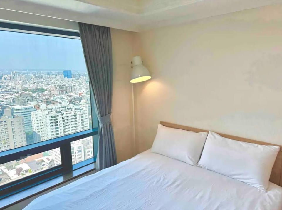 Bed, Photo of the whole room, Bedroom, City view