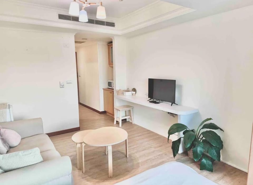Communal lounge/ TV room, TV and multimedia, Living room, Seating area, Evening entertainment, air conditioner