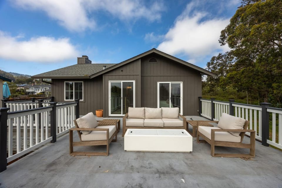 Seaside Home Modern Retreat with Breathtaking Views and Beachside Charm House in Half Moon Bay