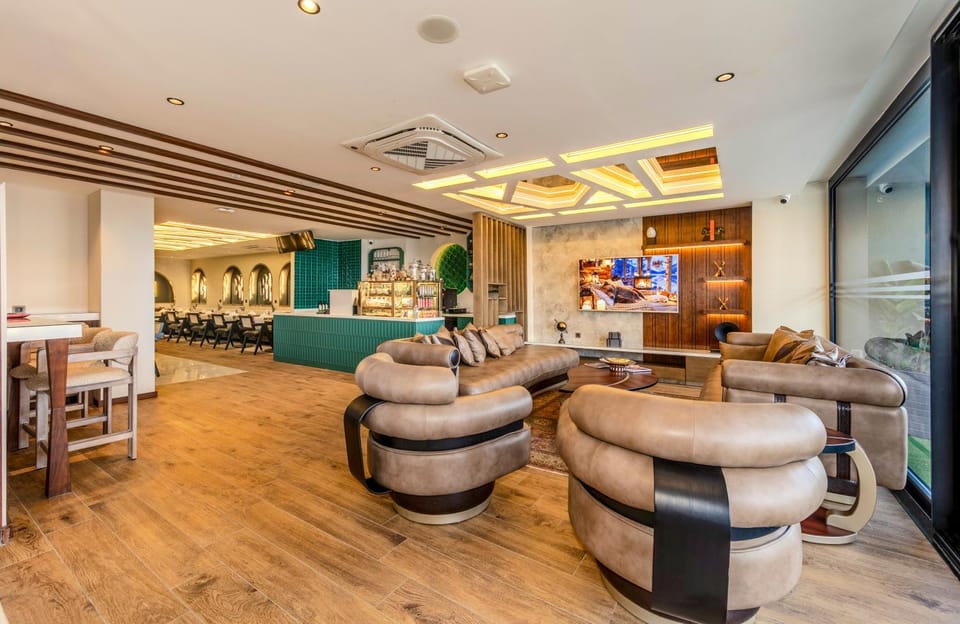 Property building, Restaurant/places to eat, Breakfast