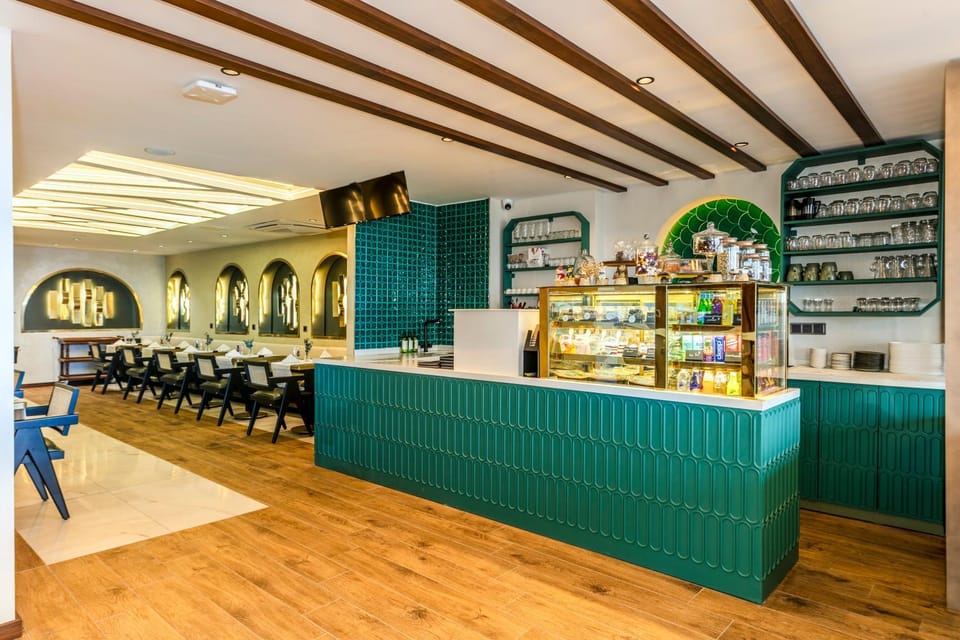 Property building, Restaurant/places to eat, Breakfast