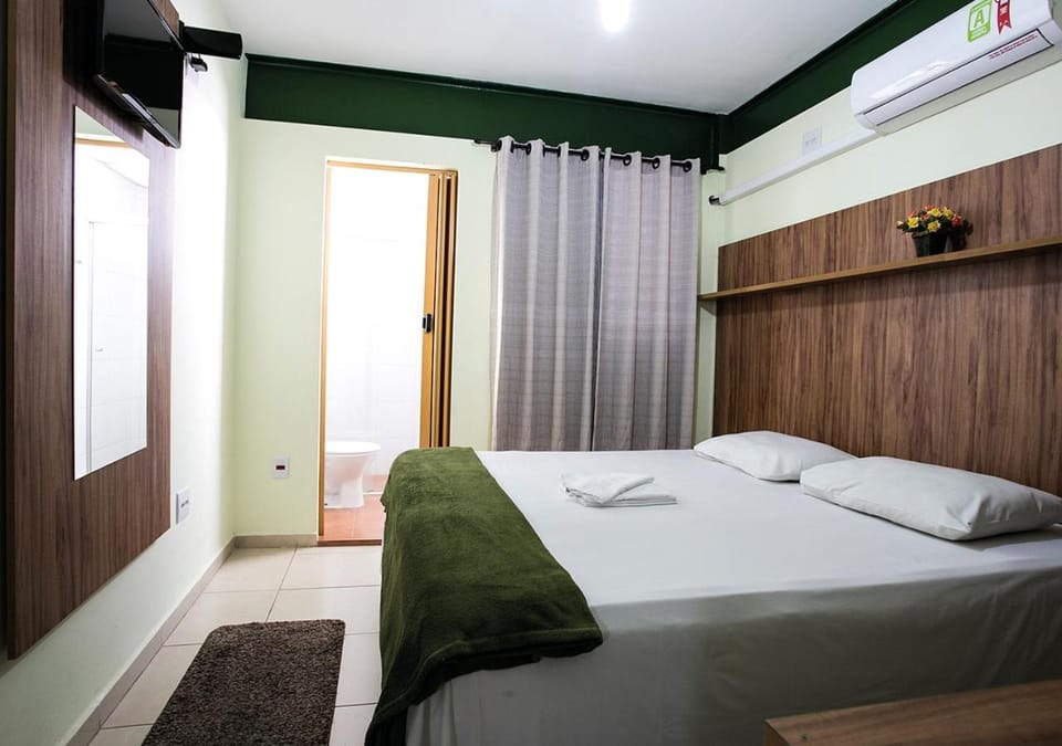 Bed, TV and multimedia, Bedroom, towels