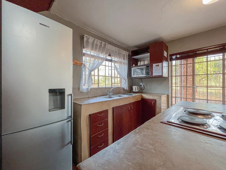 Kitchen or kitchenette, minibar, stove