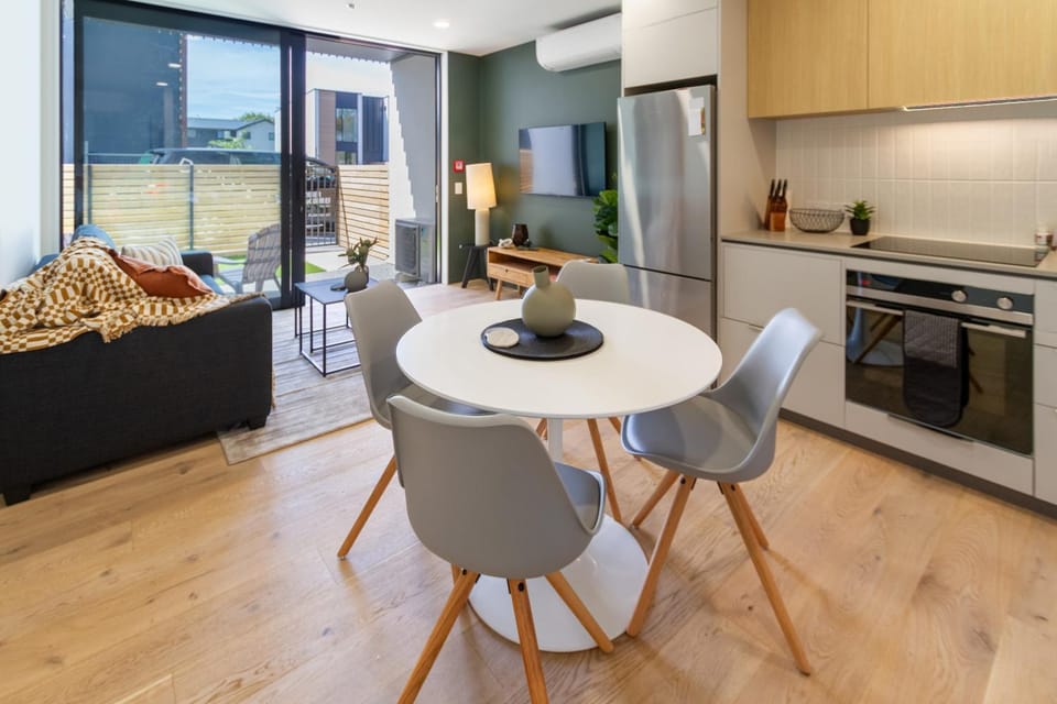 Facade/entrance, Kitchen or kitchenette, Living room, Photo of the whole room, Decorative detail, Seating area, Dining area, hair dresser, minibar, pet friendly, stove, air conditioner