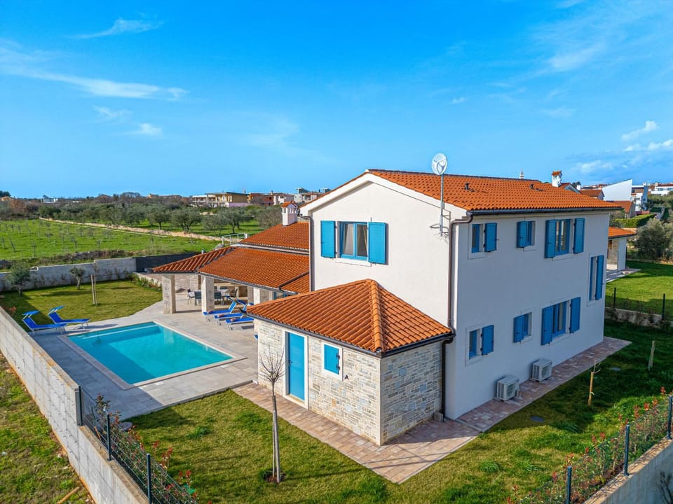 Property building, Day, Natural landscape, Pool view, Swimming pool