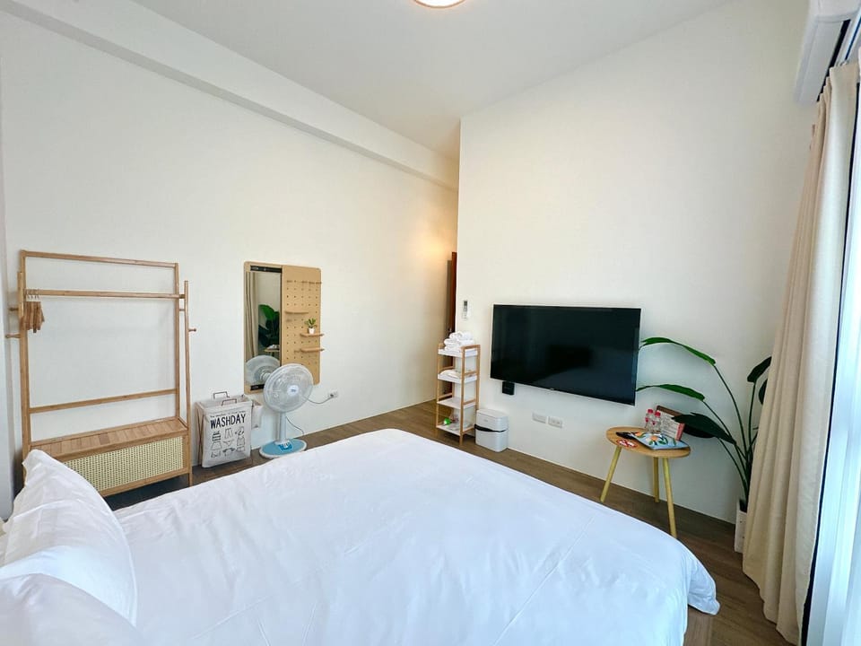 Bed, TV and multimedia, Photo of the whole room, Bedroom