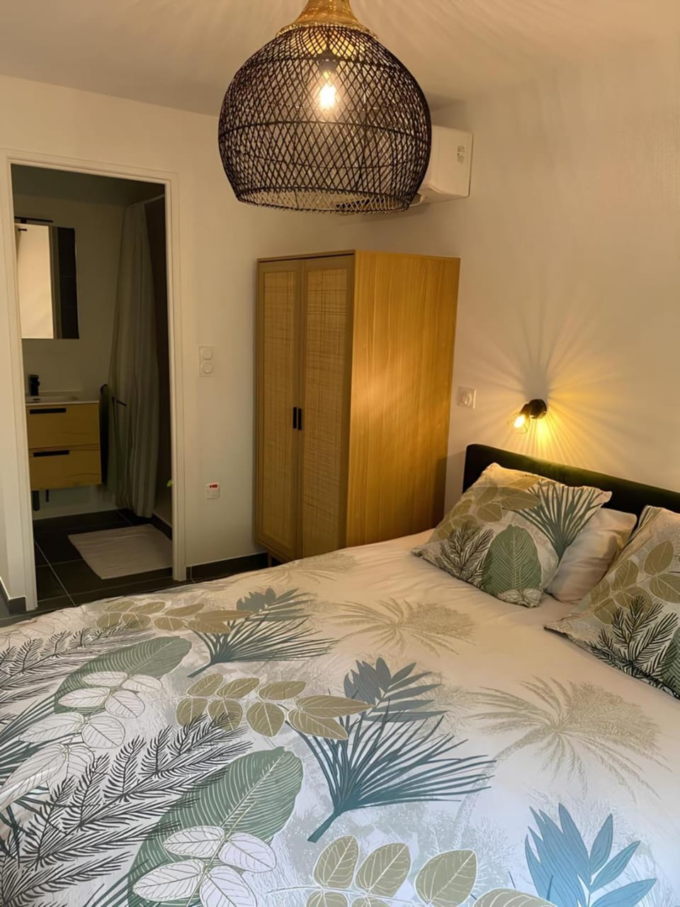 Photo of the whole room, Bedroom