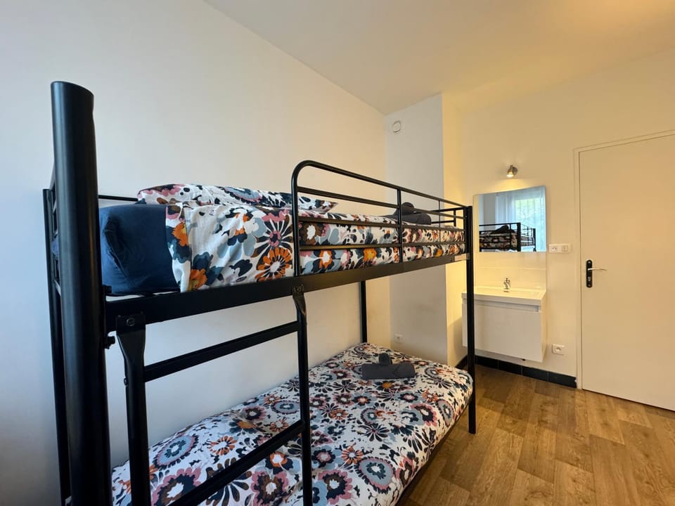 Bedroom, bunk bed