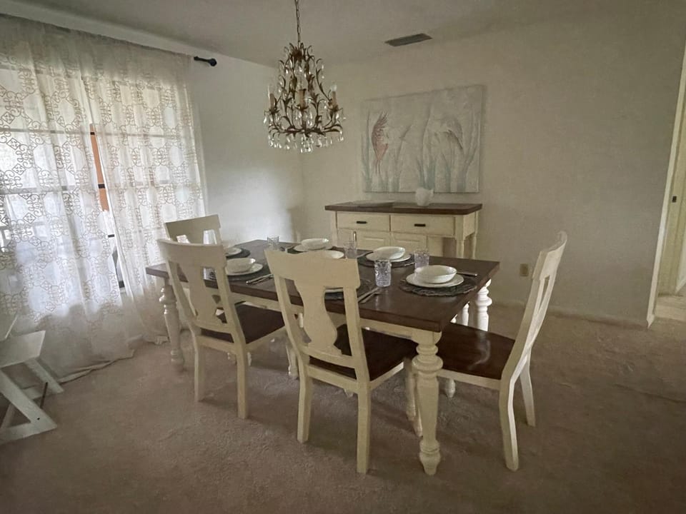 Pool home, close to beach, 3 bedroom/2 bathroom, lakeview House in East Naples
