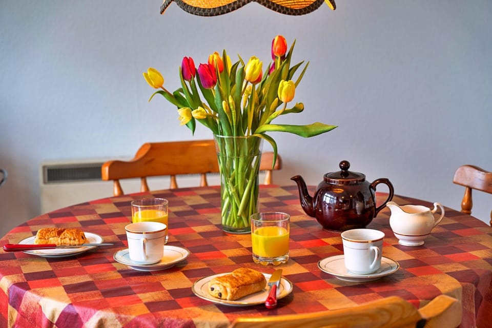 Coffee/tea facilities, Kitchen or kitchenette, Food and drinks, Dining area