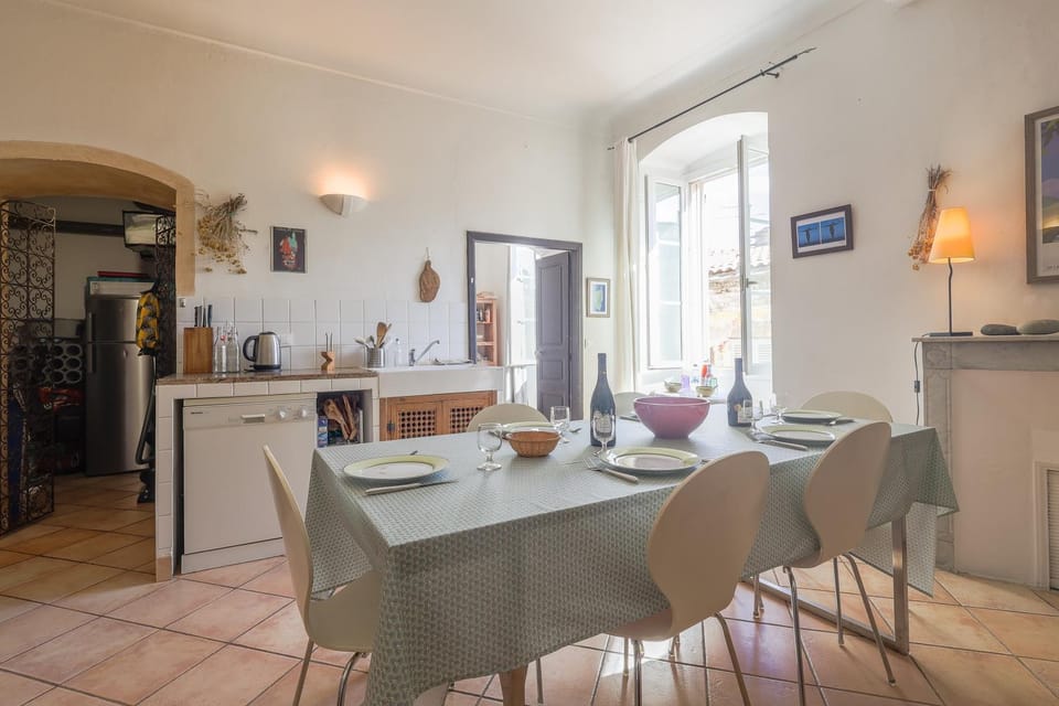 Kitchen or kitchenette, Dining area