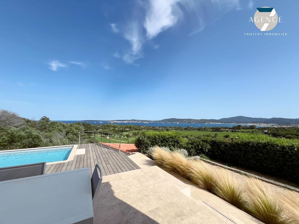 View (from property/room), Landmark view, Sea view