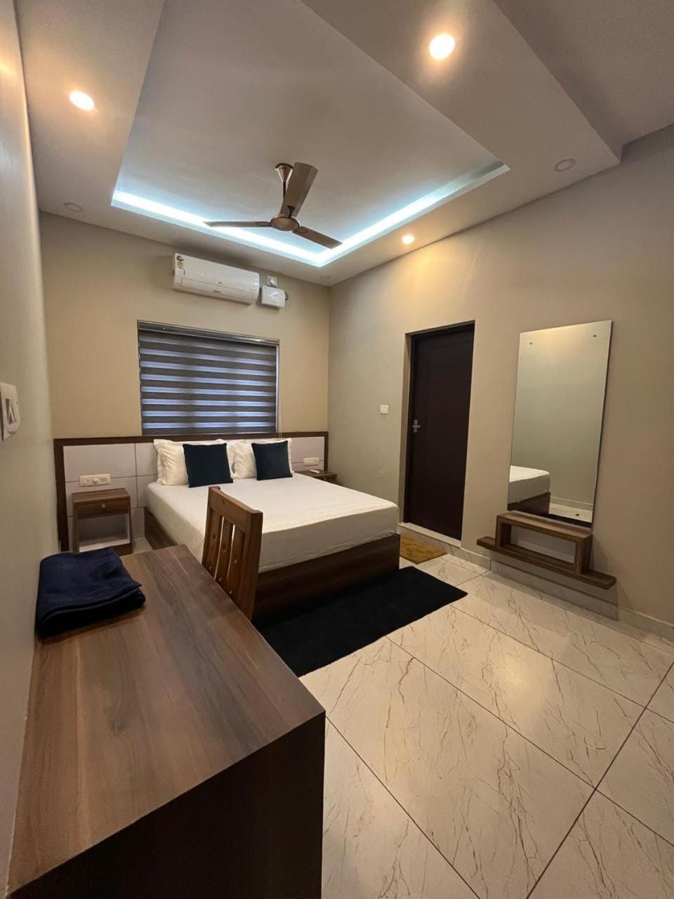 Bed, Living room, Photo of the whole room, towels, wardrobe