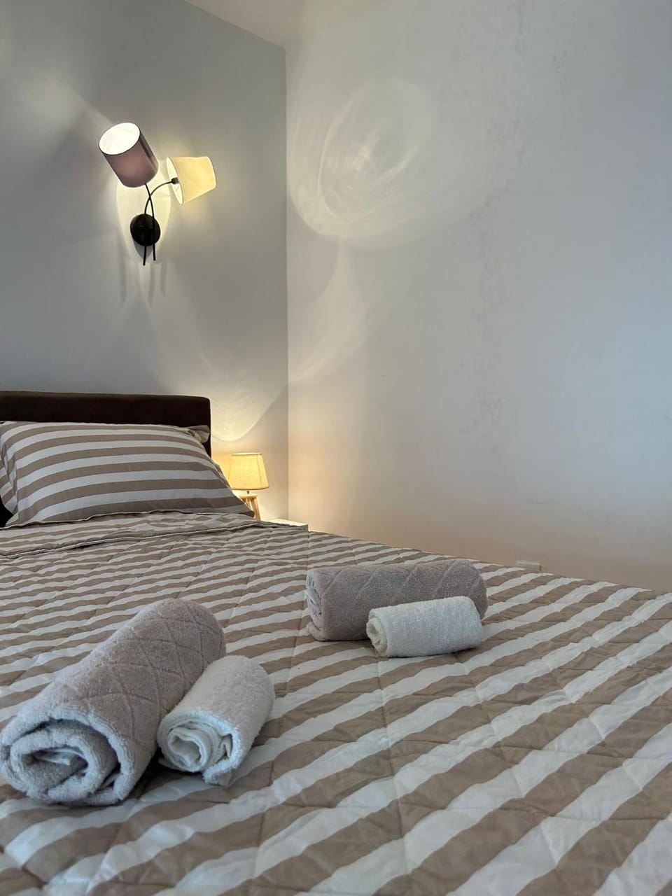 Bed, Bedroom, towels