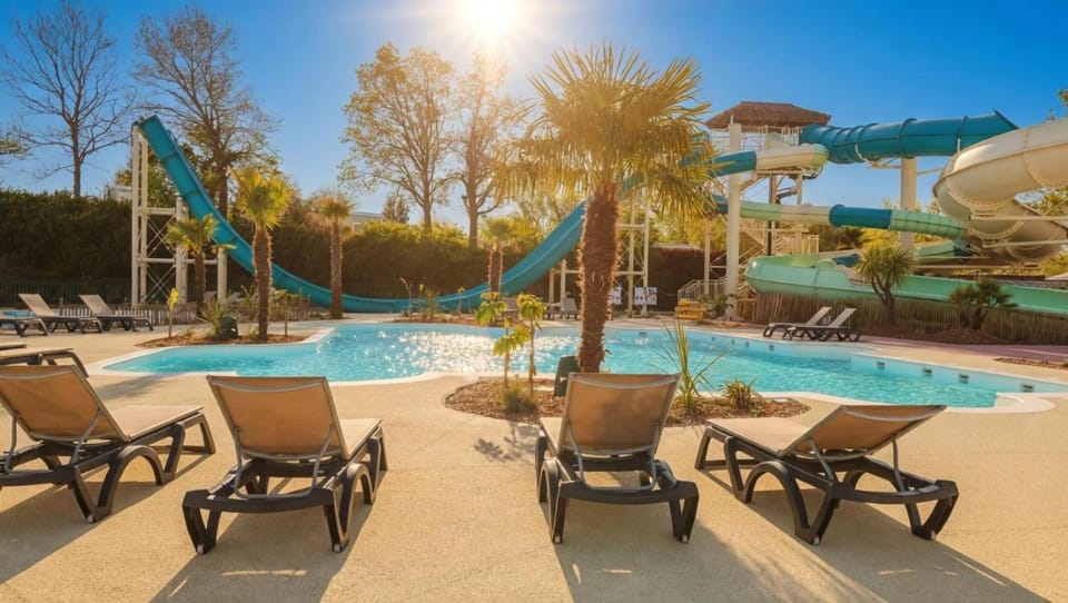 Cottage Premium, camping 5* avec parc aquatique Campground/ 
RV Resort in Brittany