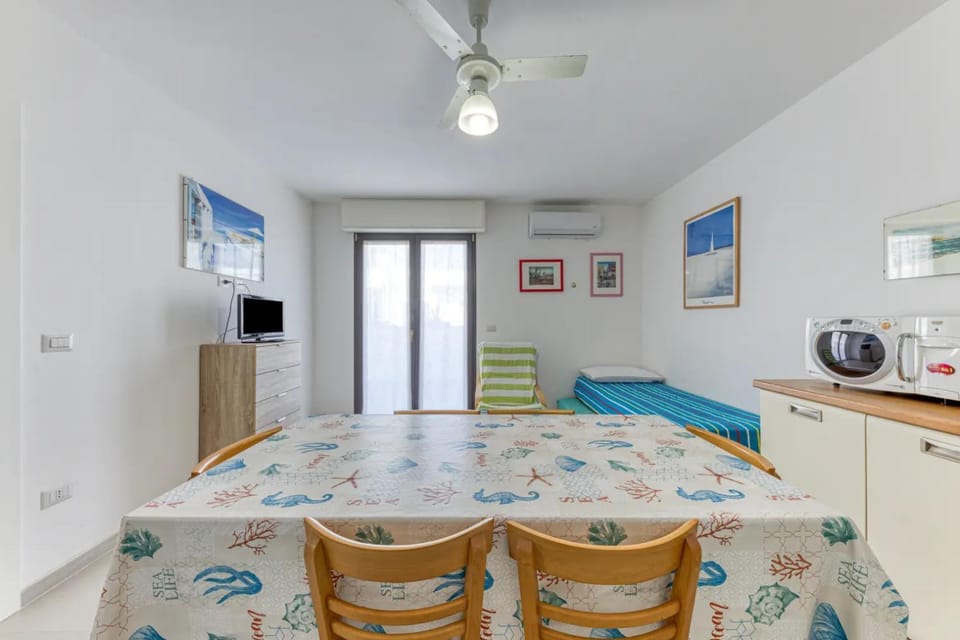 TV and multimedia, Living room, Dining area, fireplace, minibar
