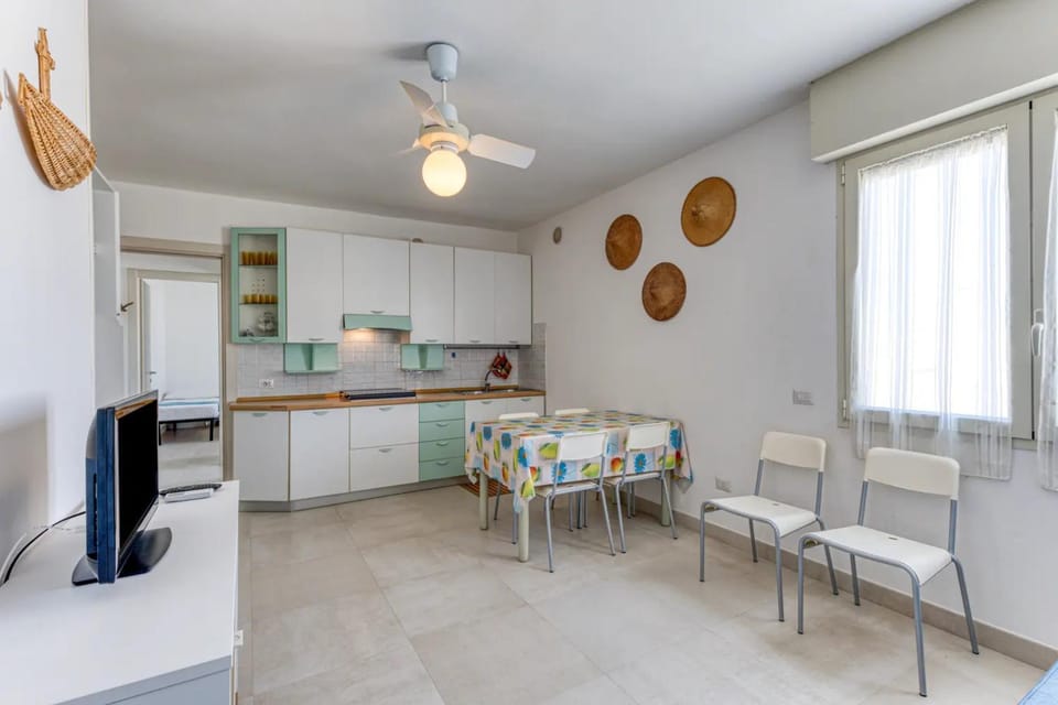 Kitchen or kitchenette, Dining area, stove
