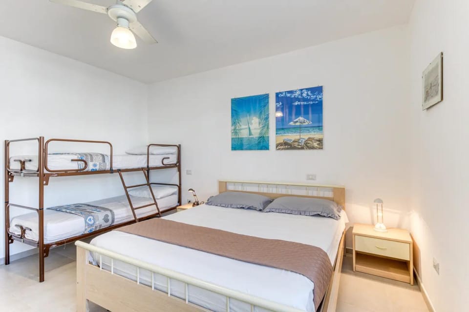 Bed, Photo of the whole room, Bedroom, bunk bed, fireplace