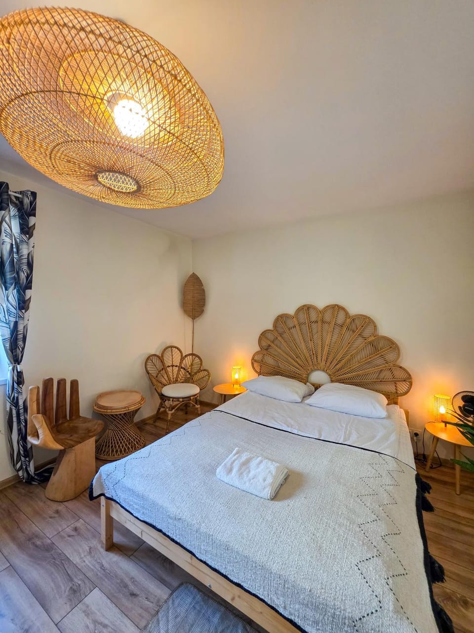 Bed, Photo of the whole room, Seating area, Bedroom, towels