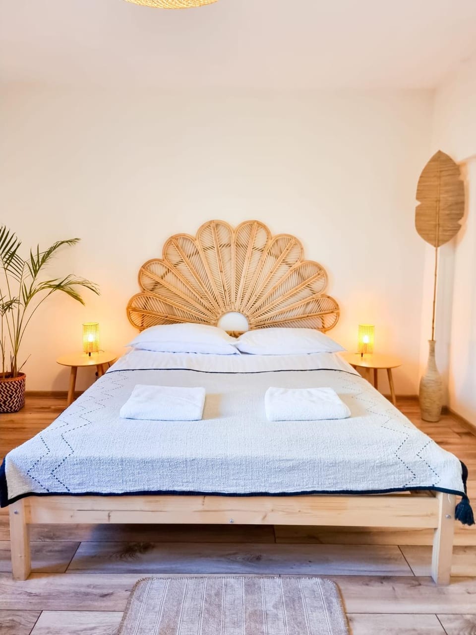 Bed, Living room, Photo of the whole room, Bedroom, towels