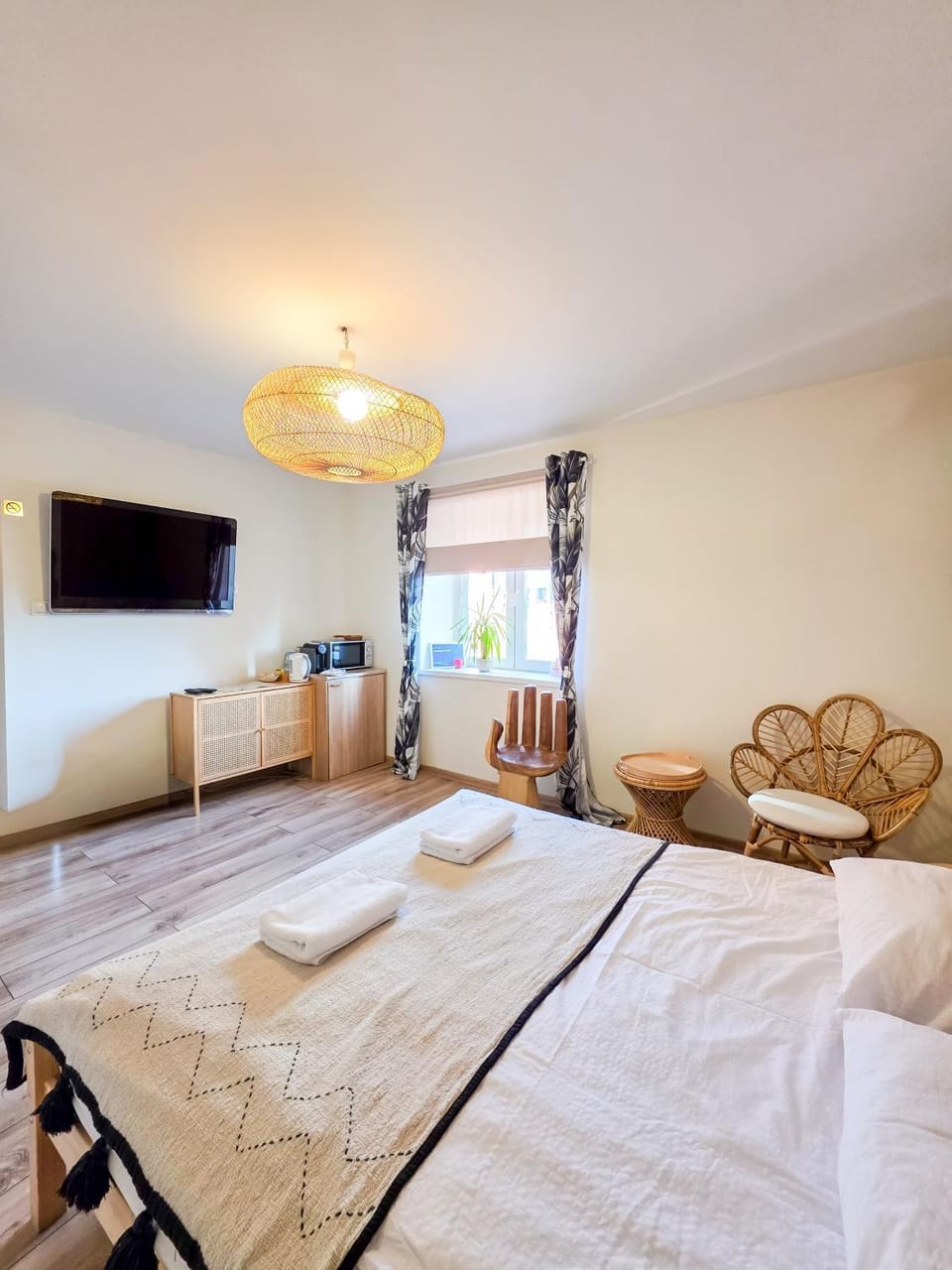 Communal lounge/ TV room, Bed, TV and multimedia, Coffee/tea facilities, Living room, Photo of the whole room, Bedroom, flat iron, microwave, towels