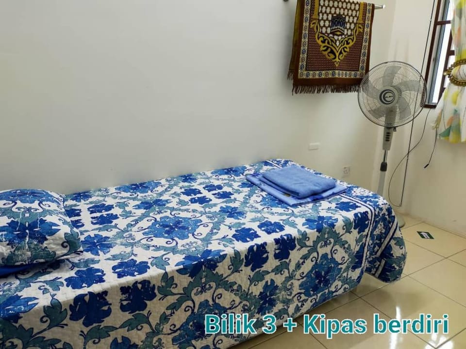 Bed, Bedroom, fireplace, towels