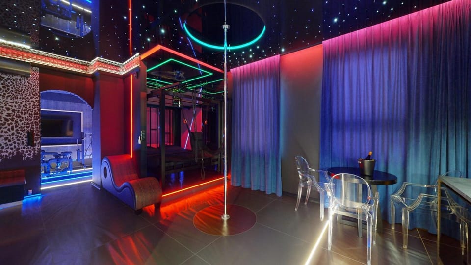 No Limits House - Apartament BDSM Glamour Apartment in Warsaw
