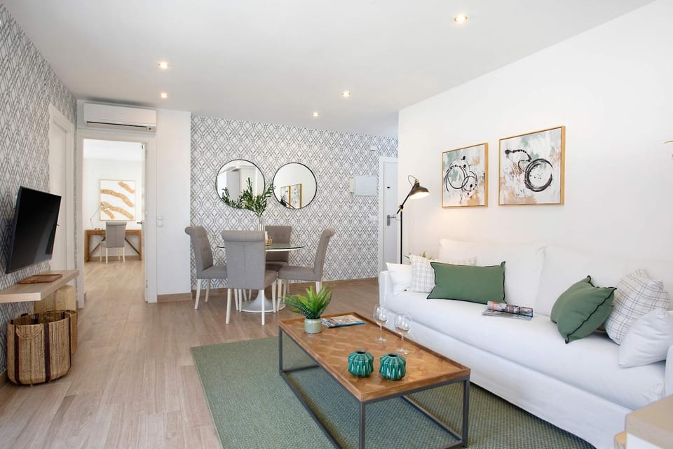 TV and multimedia, Living room, Seating area, Dining area, air conditioner