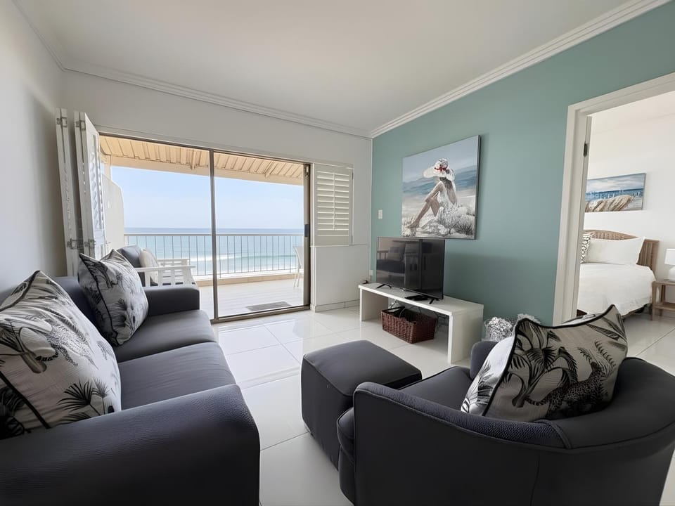 Bed, Natural landscape, Summer, TV and multimedia, Balcony/Terrace, Balcony/Terrace, Living room, Lounge or bar, Photo of the whole room, Seating area, Beach, Beach, Bedroom, Sea view, Family, Family