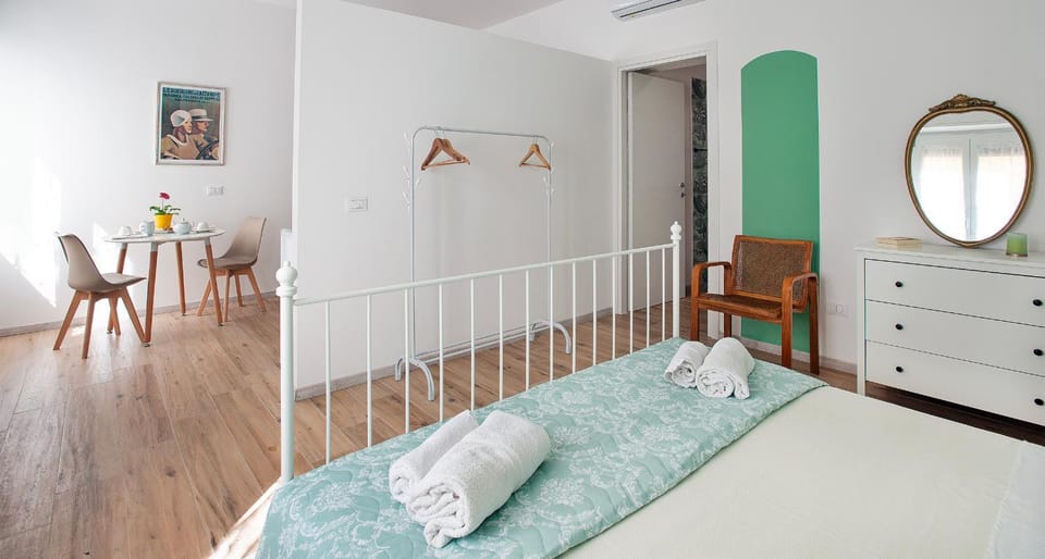 Bed, Photo of the whole room, Bedroom, hair dresser