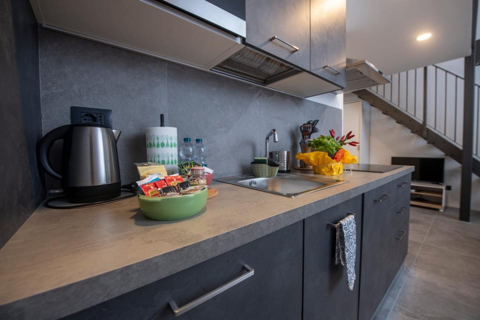 Coffee/tea facilities, Kitchen or kitchenette, stove
