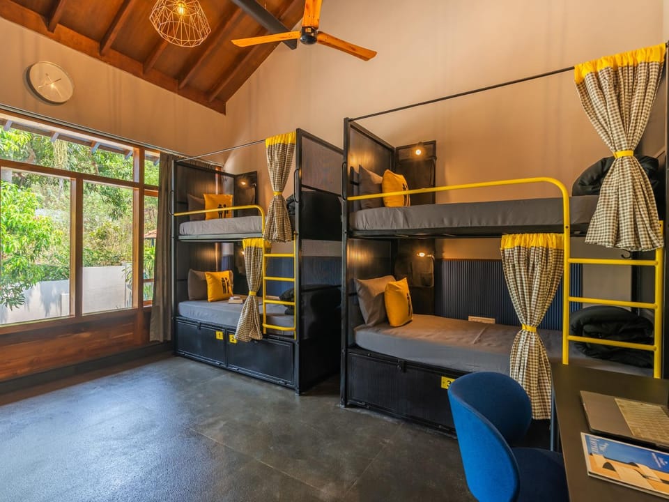 Bed, Photo of the whole room, Seating area, Bedroom, bunk bed, air conditioner