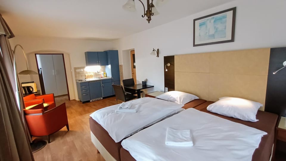 Bed, TV and multimedia, Photo of the whole room