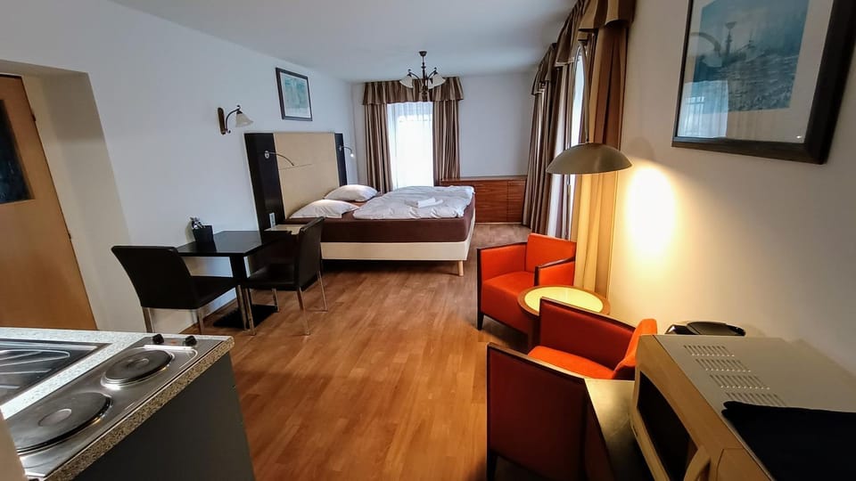 Bed, TV and multimedia, Photo of the whole room, Bedroom, hair dresser