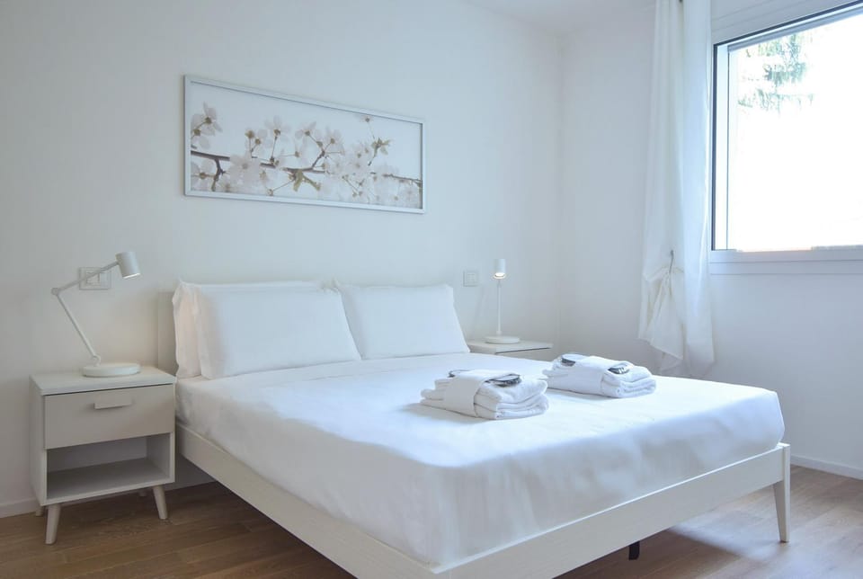 Bed, Bedroom, towels