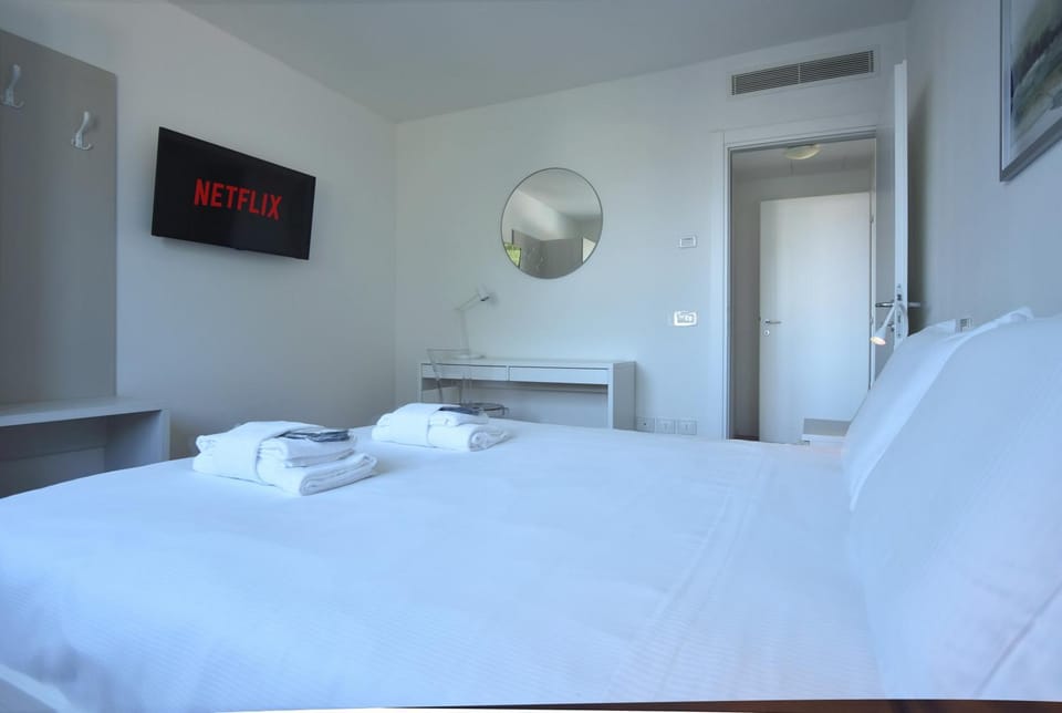 Bed, TV and multimedia, Bedroom, towels